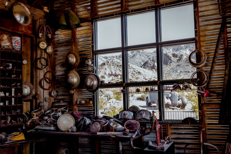 cordonnerie-MEOUNES LES MONTRIEUX-min_shop_window_part_junk_abandoned-138873